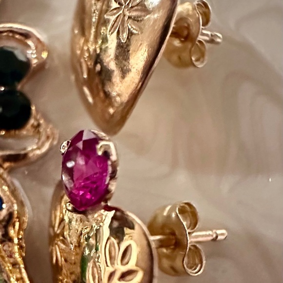 Vintage 18k gold earrings with Genuine Ruby &etched detailing - Picture 7 of 16